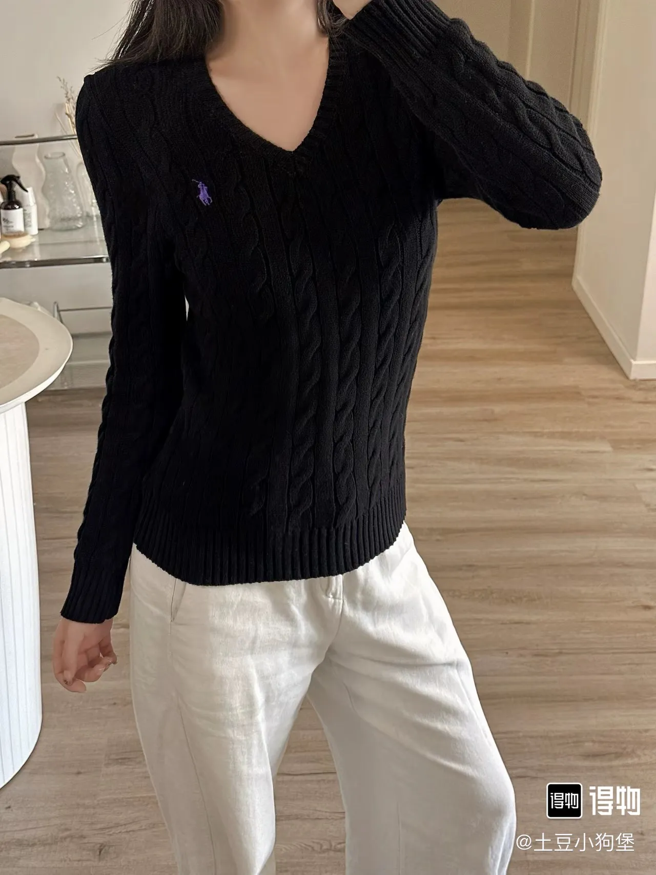 🅿️220 Style number: L04 (black) Ralph Lauren RL classic war horse logo embroidered cable pattern twist button V-neck knitted sweater on the chest, same style for men and women, 9 colors Color: beige, navy, black, chick yellow, sky blue, khaki, red, gray, purple Size: XSSML M Shoulder Width 36 Clothes Length 58 Bust 44 L Shoulder Width 37 Clothes Length 60 Bust 46 Soft and glutinous🧶🫶The style is a very classic cable sweater American retro college style Perfect hand comfort. It is a must-have item for spring, autumn and winter wardrobes. It looks great when worn alone or layered as an inner wear. High-density LOGO embroidery on the chest, and original customization of tag accessories. Made of pure cotton yarn 🧶 blended with wool, pure cotton is skin-friendly and comfortable, small label war horse embroidered twist turtleneck sweater 🐎 high quality. Follow the blogger to learn how to wear it! Let’s get a Ralph Lauren cable sweater. It’s a super hard-to-find series after it became popular. It’s hard to find one on the official website. It’s simple and practical to wear, with a lazy and loose feel. The thickened fabric has a more texture, soft and delicate feel, and a loose fit. Whether worn alone or layered, you can wear different styles of fashion with just one piece. ⚠️Contains wool products🦙 Pay attention to the washing method to avoid shrinkage